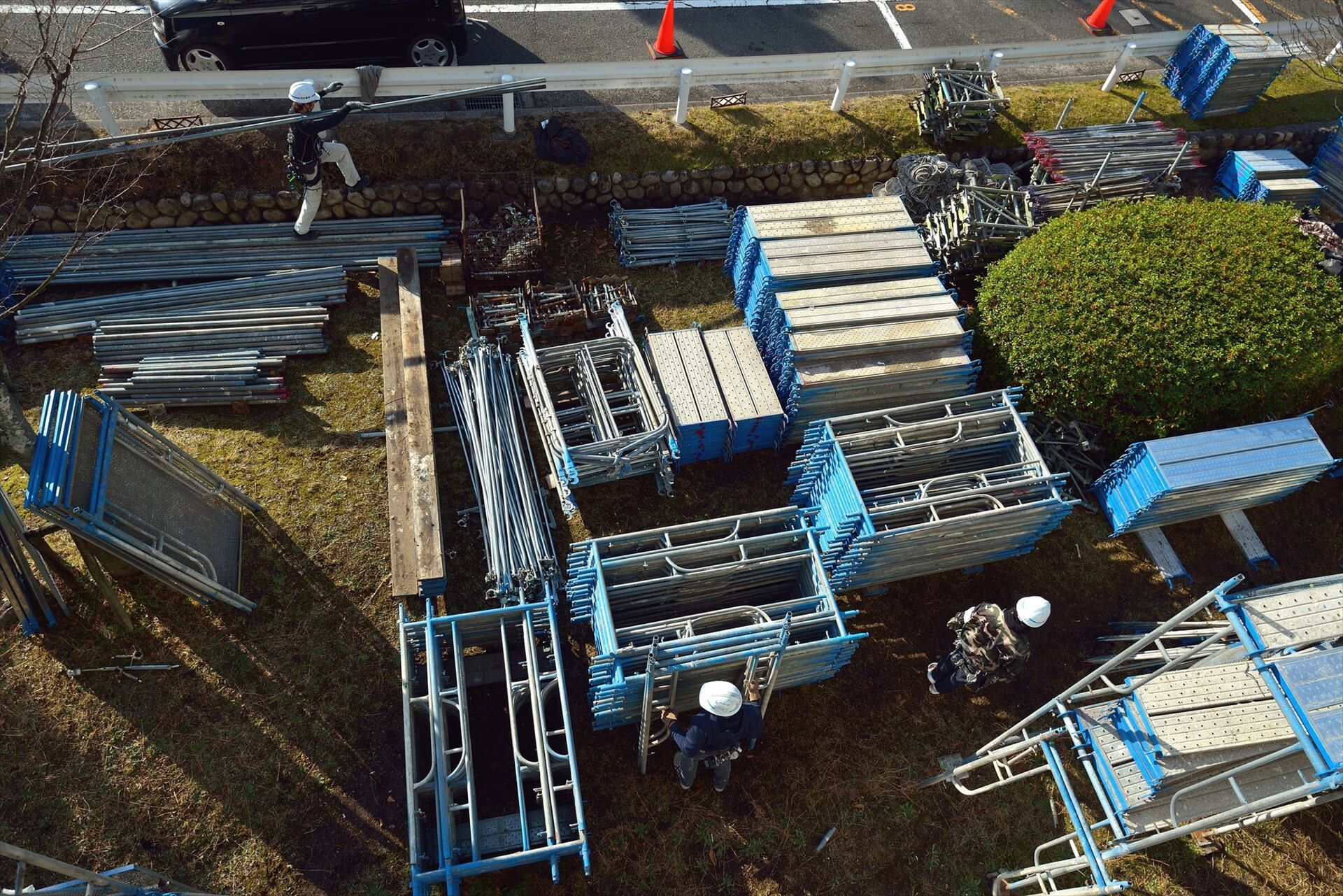 解体された足場